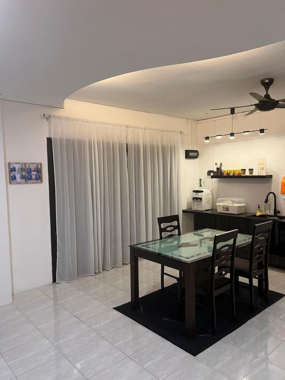 23 Queen Bedroom With Balcony Homestay *
