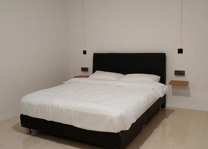23 Inn Queen Bedroom With Balcony